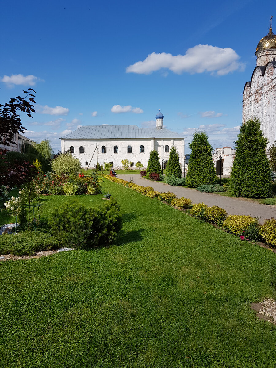 На территории монастыря