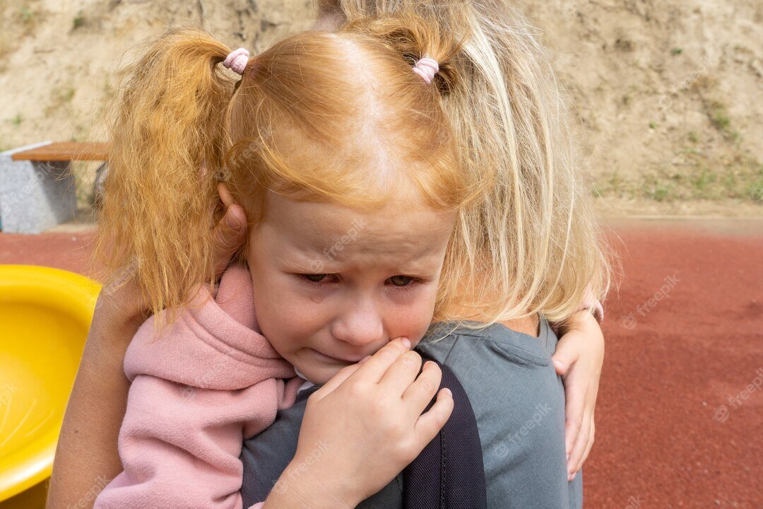Фото с https://ru.freepik.com/premium-photo/a-little-girl-is-crying-buried-in-her-mother-s-shoulder-the-concept-of-children-s-emotions_19354598.htm