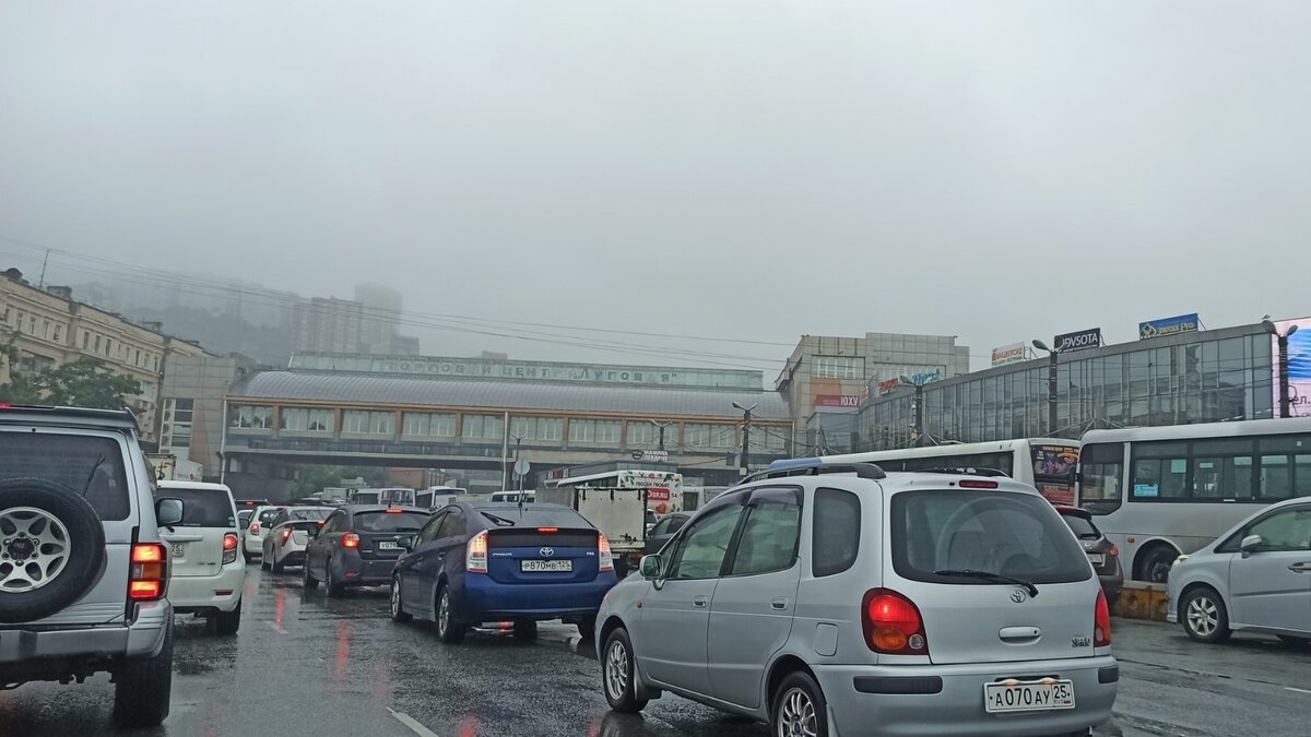     Припаркованный возле подпорной стены Toyota Prius попал под настоящий водопад. Из-за обильных ливней вниз хлынула стена воды.