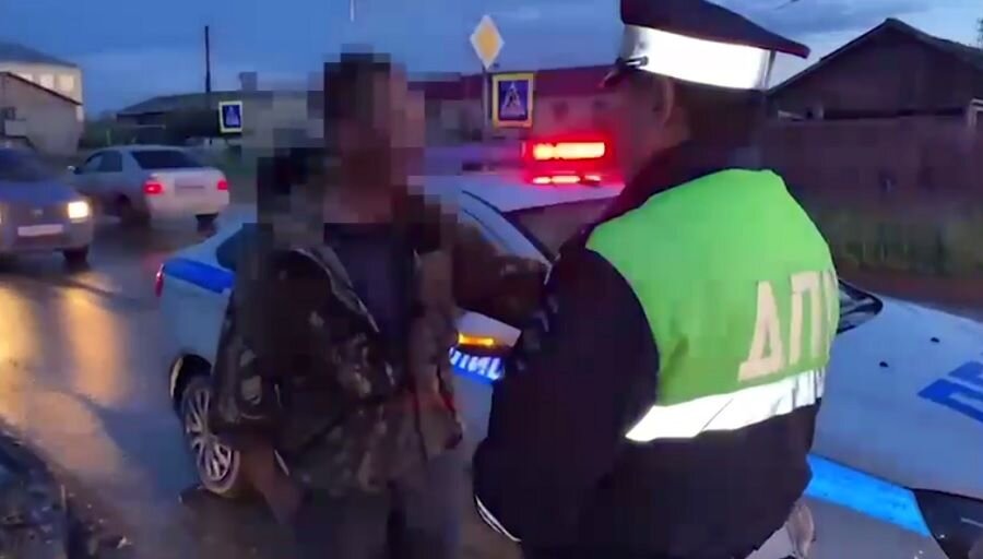    Задержание инспекторами ДПС пьяного мужчины Кадр из видео