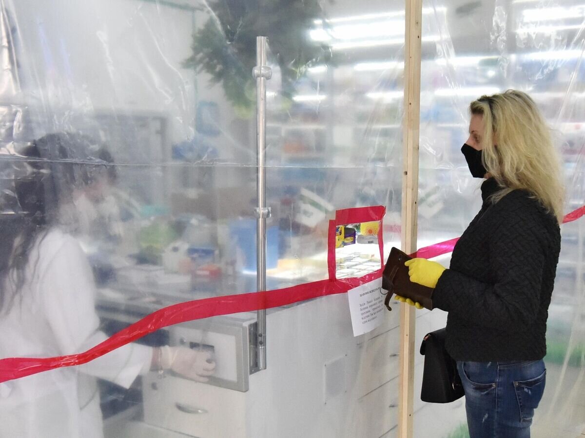    Покупательница в аптеке во Львове© РИА Новости / Стрингер