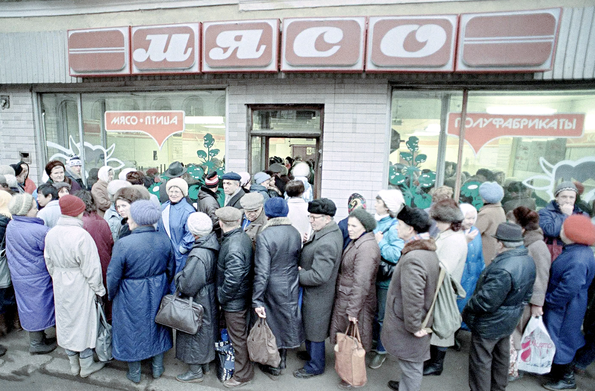 Очередь в мясную лавку. Москва, декабрь 1990 г.