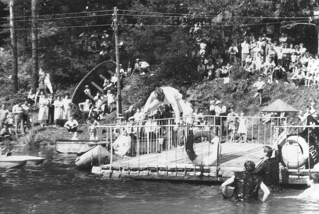 на фото – командир полка 12 омрап, Чечель, в чине ещё подполковника, показывает своим подчинённым, с чего надо начинать отмечать день ВМФ - кстати, спиной в воде, стоит, руки в боки, Юрий Лончаков, который и придумал этот день Нептуна, вместо стандартного распития спиртных напитков, которое было ранее до его прихода в полк. А тут Бог, блин, послал нам "кудесника", дабы не скучали...