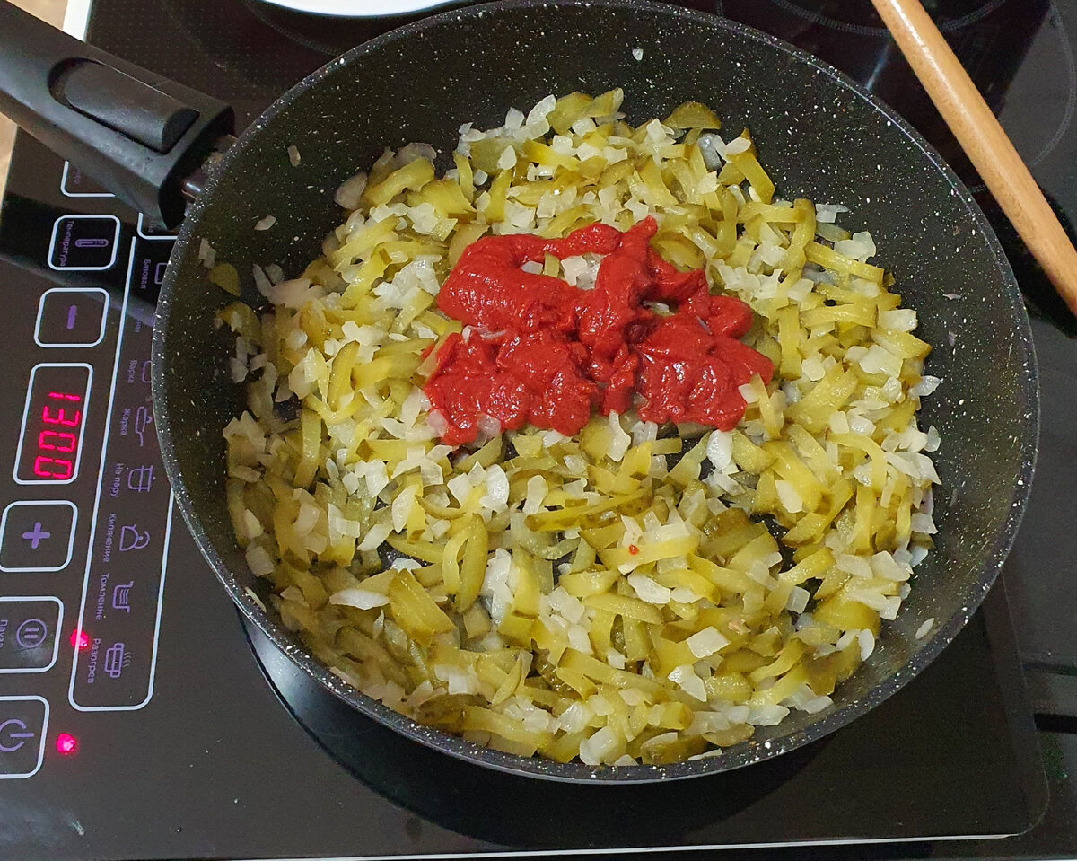 Быстрый вариант азу с тушенкой, картофелем и солёными огурцами. |  ХитрЮлькины рецепты | Дзен