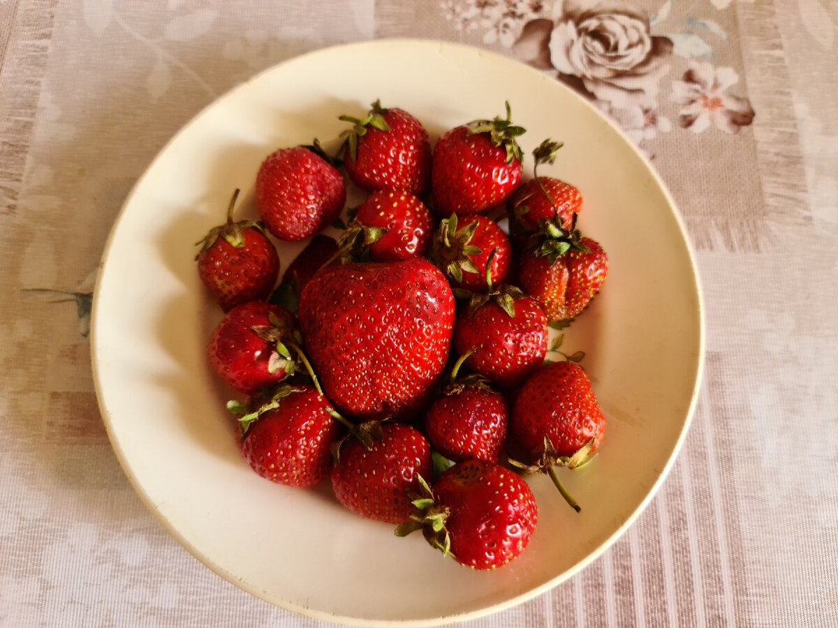 У меня клубника как вкусный десерт на завтрак