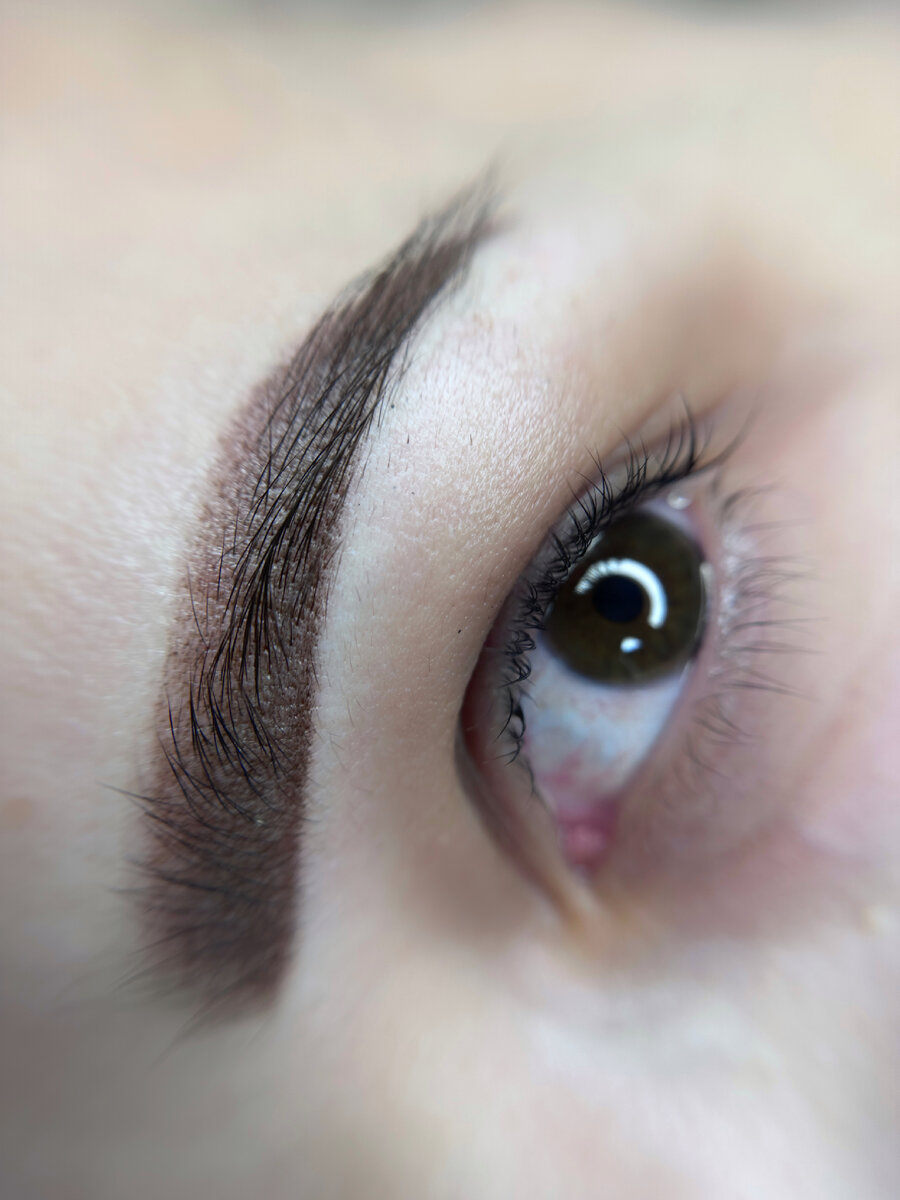 Брови сразу после процедуры 