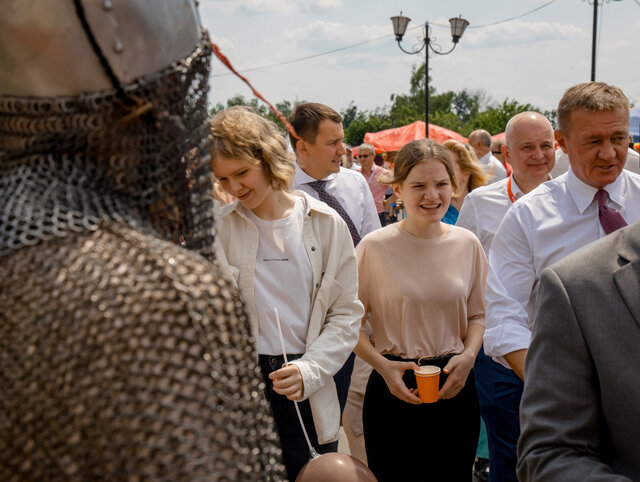    Губернатор Роман Старовойт был со своими дочками Настей и Ангелиной