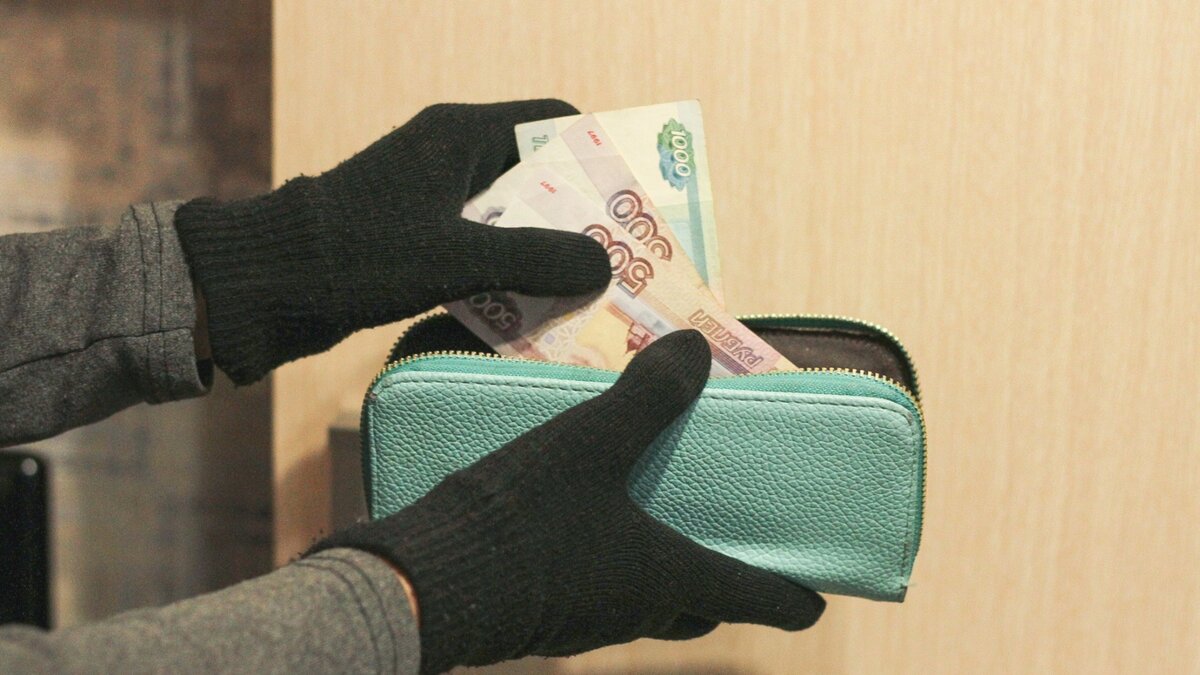     Следователи Приморья поделились пятью излюбленными способами мошенников обманывать людей. Речь пойдёт о недоброжелателях, которые якобы являются сотрудниками «Госуслуг».