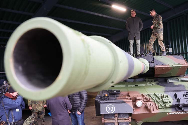   «Безусловно, Leopard 2A6 — новый танк, который по целому ряду характеристик современнее, чем те танки, которые применяются с нашей стороны» Фото: Christian Charisius/dpa / www.globallookpress.com