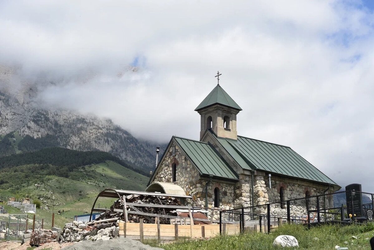 Церкви осетия. Аланский монастырь Фиагдон. Верхний Мизур Северная Осетия. Мизур горы. Церкви Северной Осетии.
