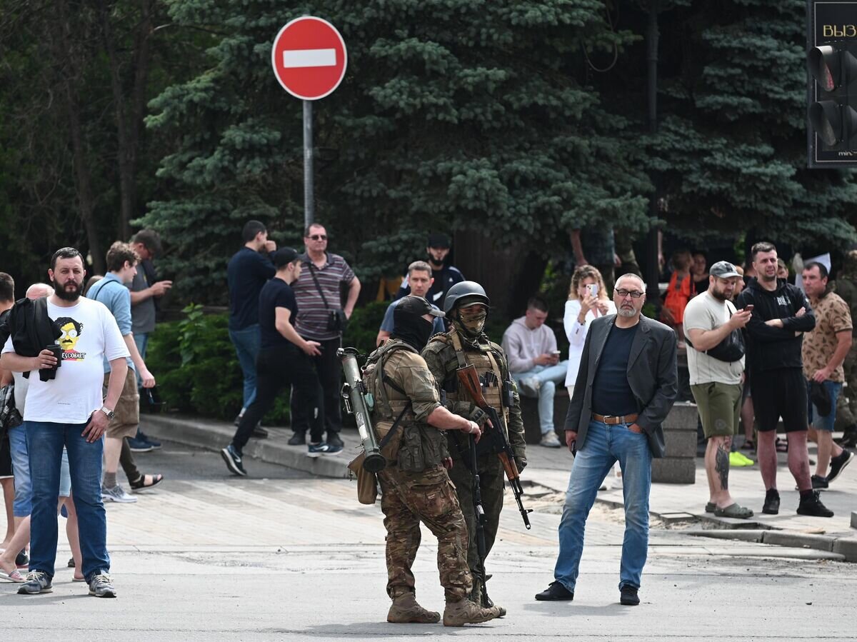    Бойцы ЧВК "Вагнер" и местные жители на улице Ростова-на-Дону© РИА Новости / Сергей Пивоваров