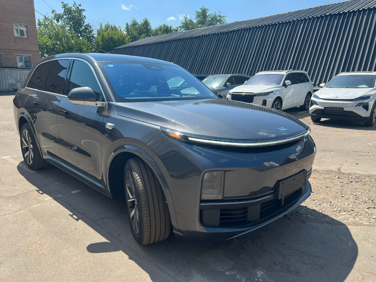 LiXiang L8 Ли Авто Ликсан Л 8 серого цвета.