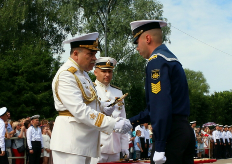 Балтийское высшее военно морское. Выпуск офицеров 2023. Выпускной офицеров. Форма моряков военно-морского. Форма морского офицера.