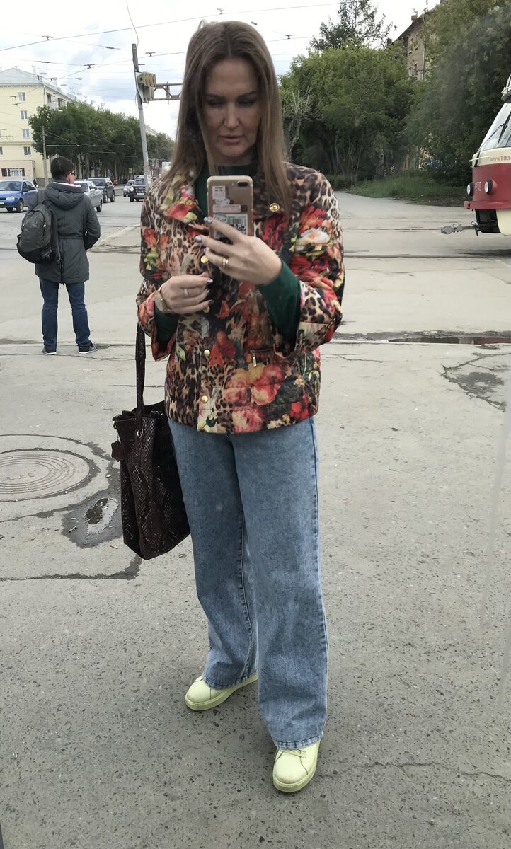 Всем привет. Спасибо, что заглянули на мой канал «Швея с опытом». Меня зовут Татьяна Voits.   На этом фото я жду маршрутку и думаю какую фурнитуру купить для заказа.