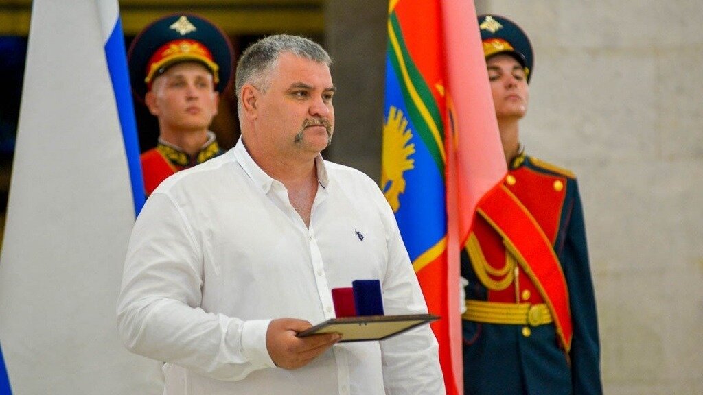     Политолог Михаил Серенко находится на свободе и не является подозреваемым по делу о военном мятеже Евгения Пригожина. Об этом сообщил сам несостоявшийся фигурант.