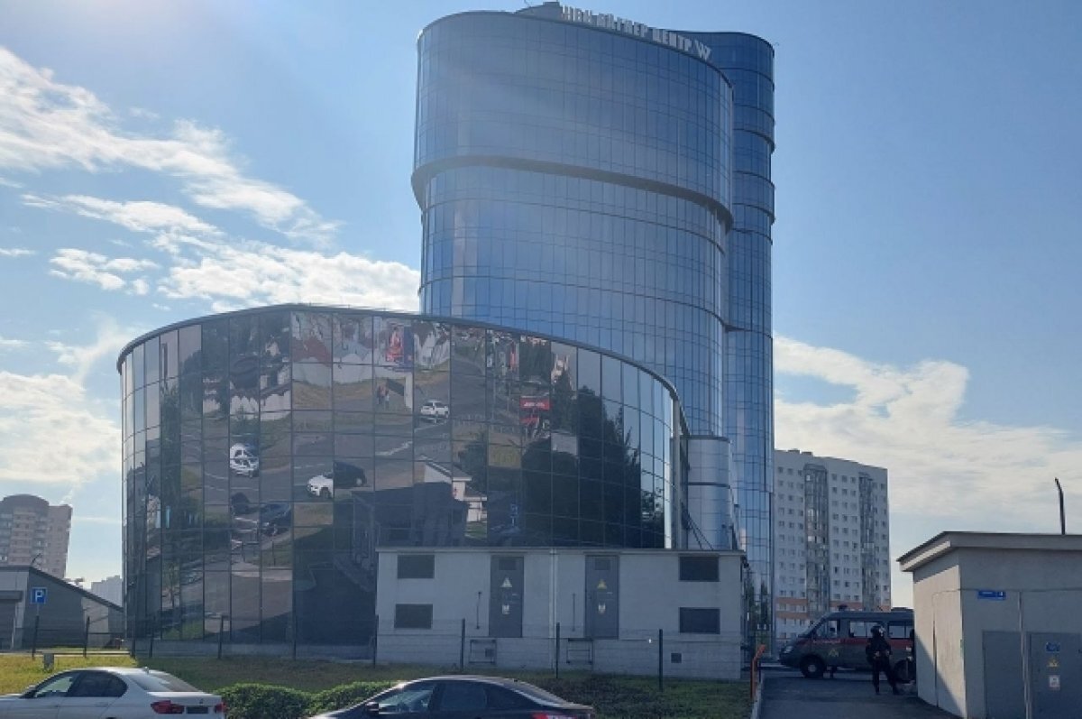    Полицейские патрули по-прежнему дежурят у «ЧВК Вагнер Центра» в Петербурге