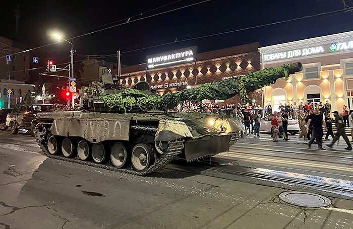    Военная техника бойцов компании «Вагнер» на улице города Ростова-на-Дону.Reuters