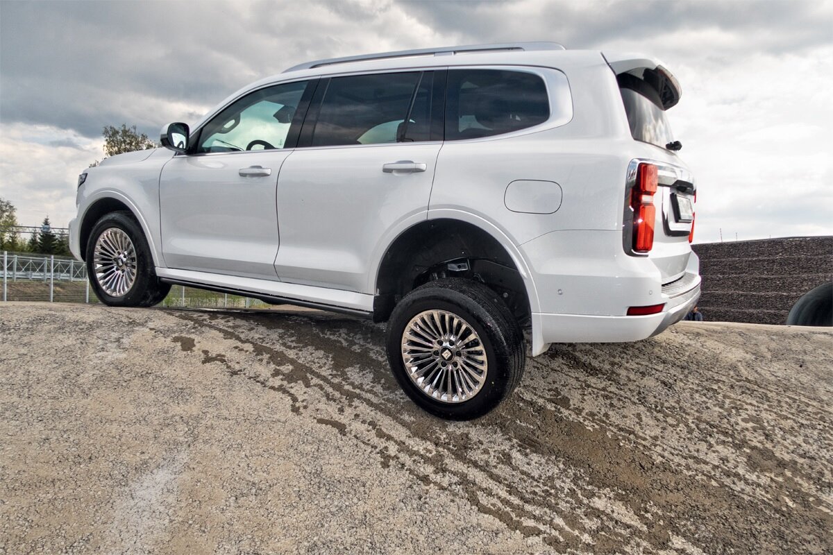 Ход подвески сделан с большим запасом, а глубина преодолеваемого брода составляет 800 мм