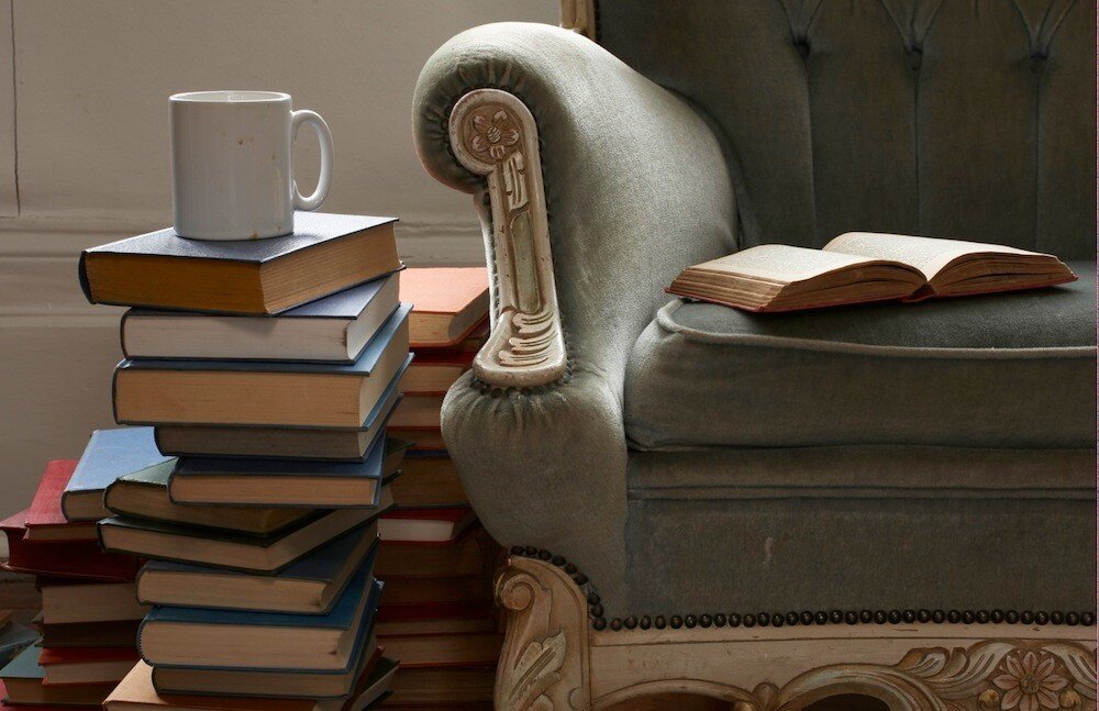 Диван книга и кресло. Кресло с книгами. Кресло с журналом. Уютно на диване с книгой. Книги кресло уют.