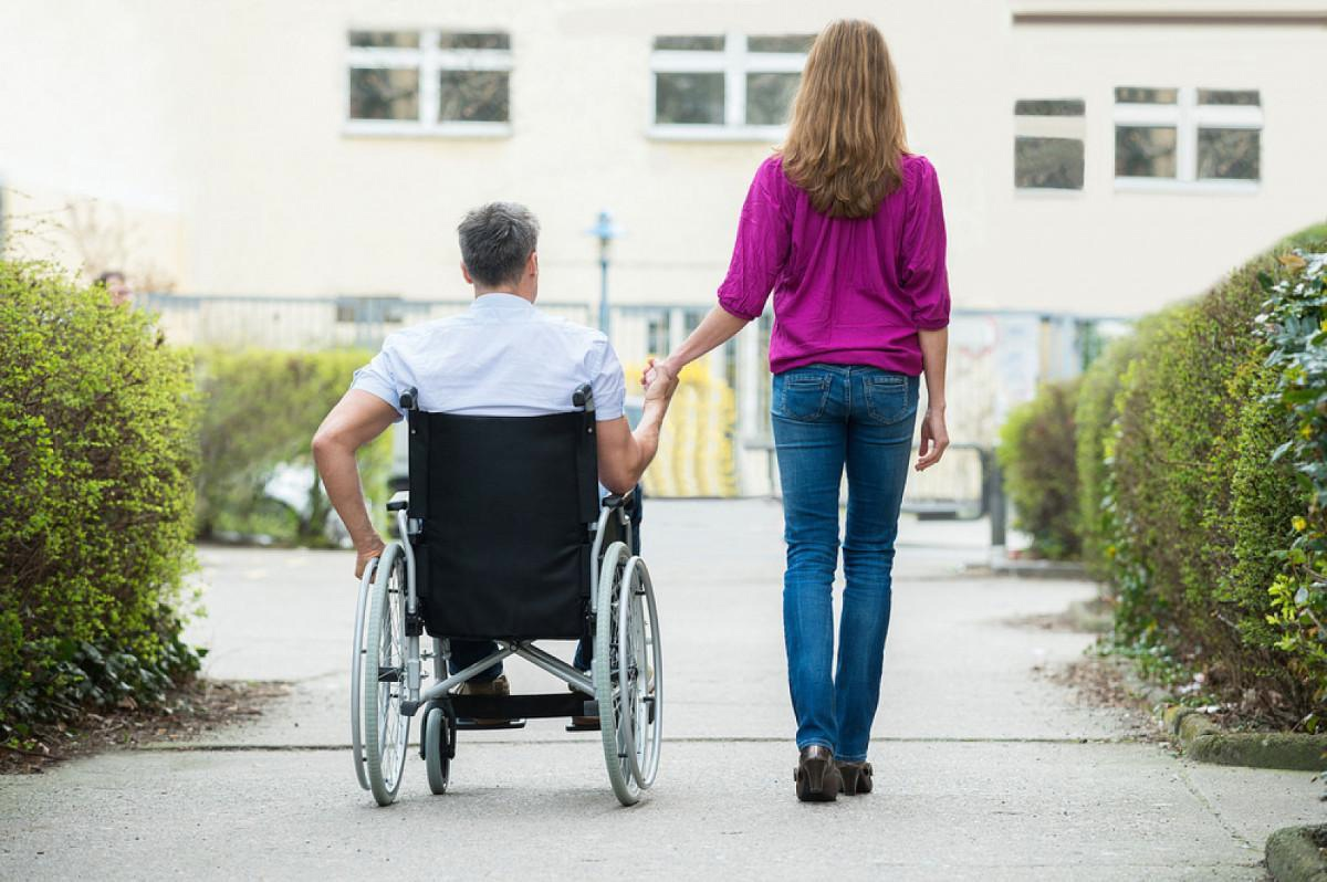 Люди с ограниченными возможностями. Любовь инвалидов. Мужчина в инвалидной коляске. Женщина в инвалидной коляске с мужем. Муж инвалид хочет