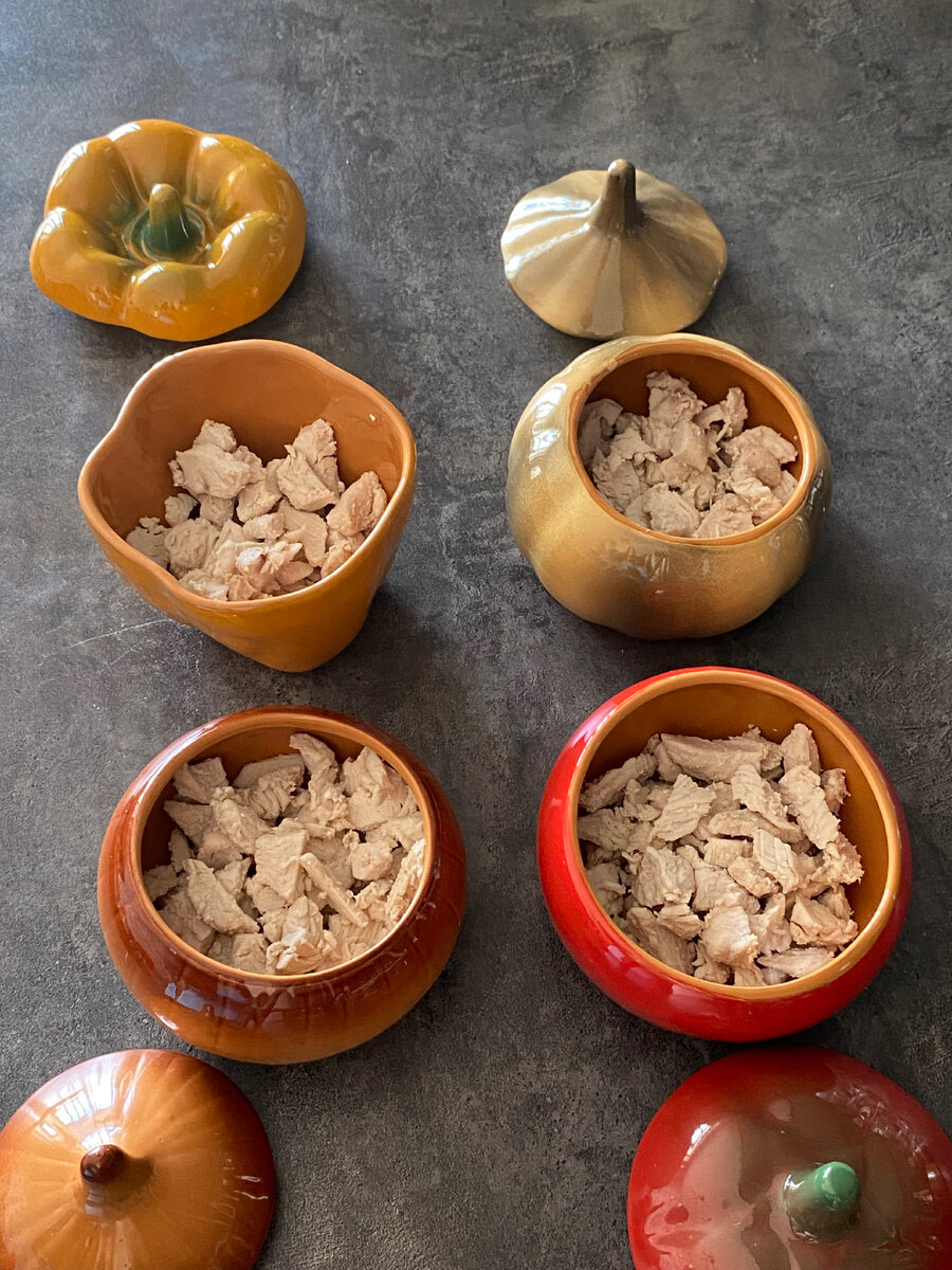 Жульен в горшочках.Готовить его просто!А получается очень вкусно ...