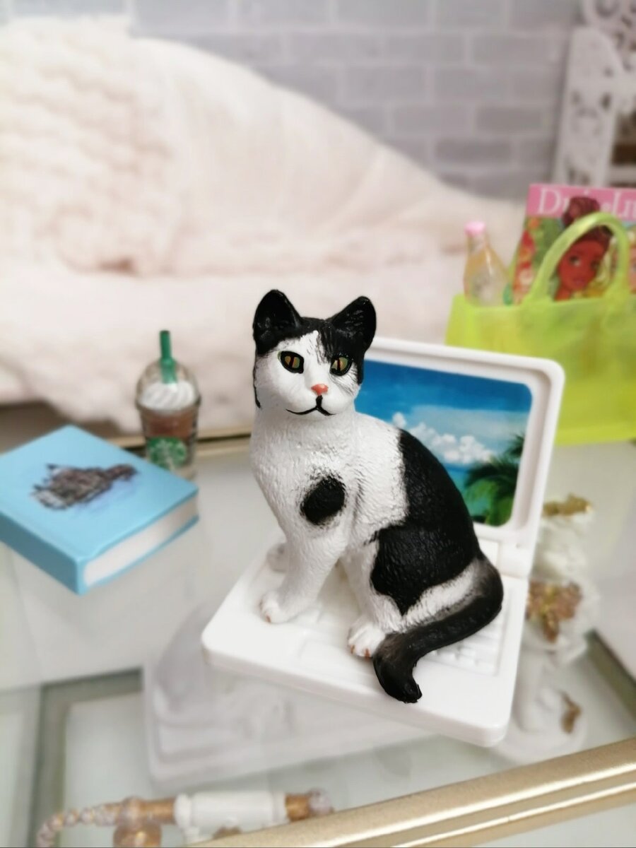Котик из Дочек и сыночков. Очень красиво раскрашены глазки. Игрушка качественная и идеально подходит куклам 1/6. Тоже случайная находка