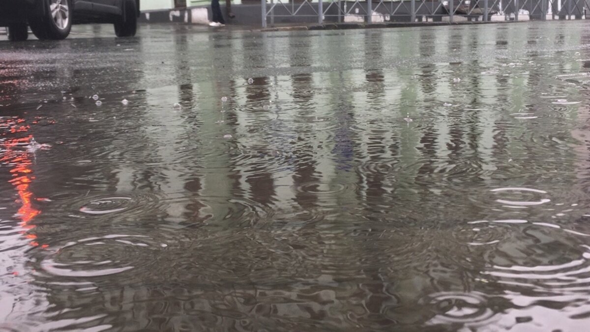     В Туркменском округе Ставрополья из-за сильного ливня вода с полей затопила дороги. Введены ограничения, сообщает Госавтоинспекция края.