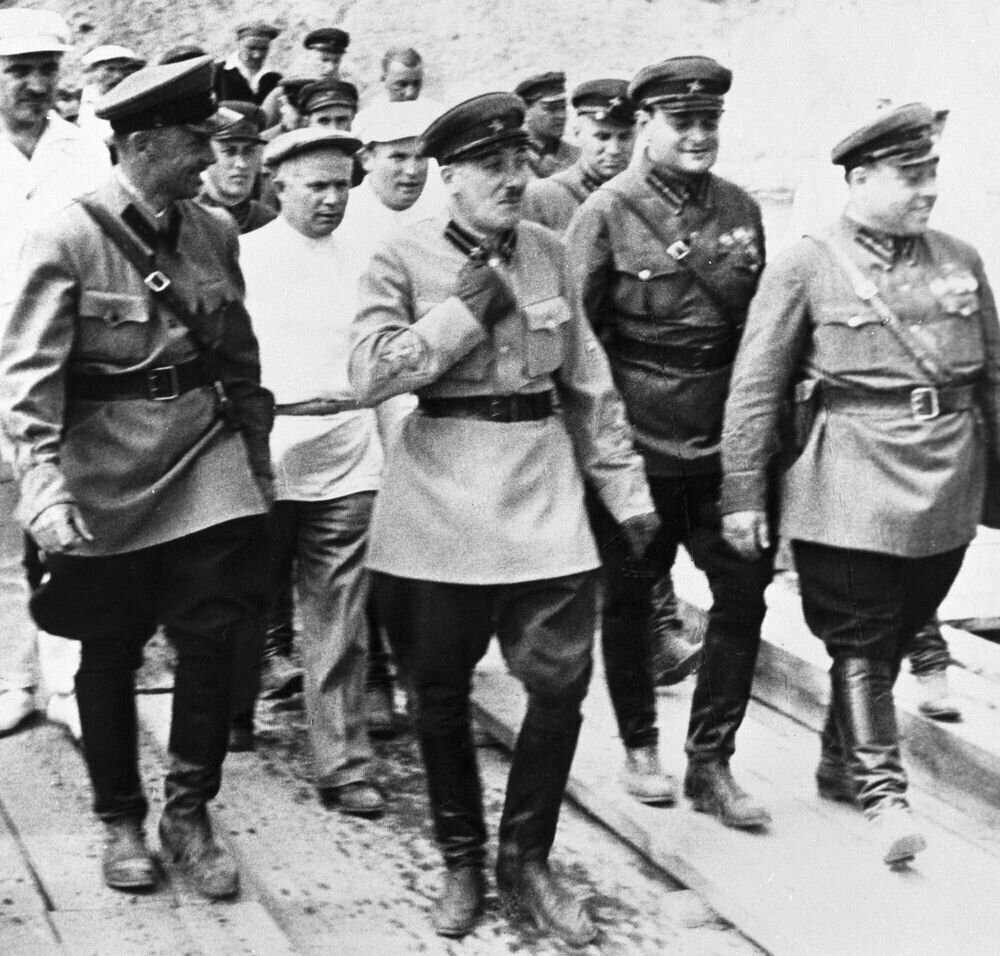 Генрих Ягода (в центре)