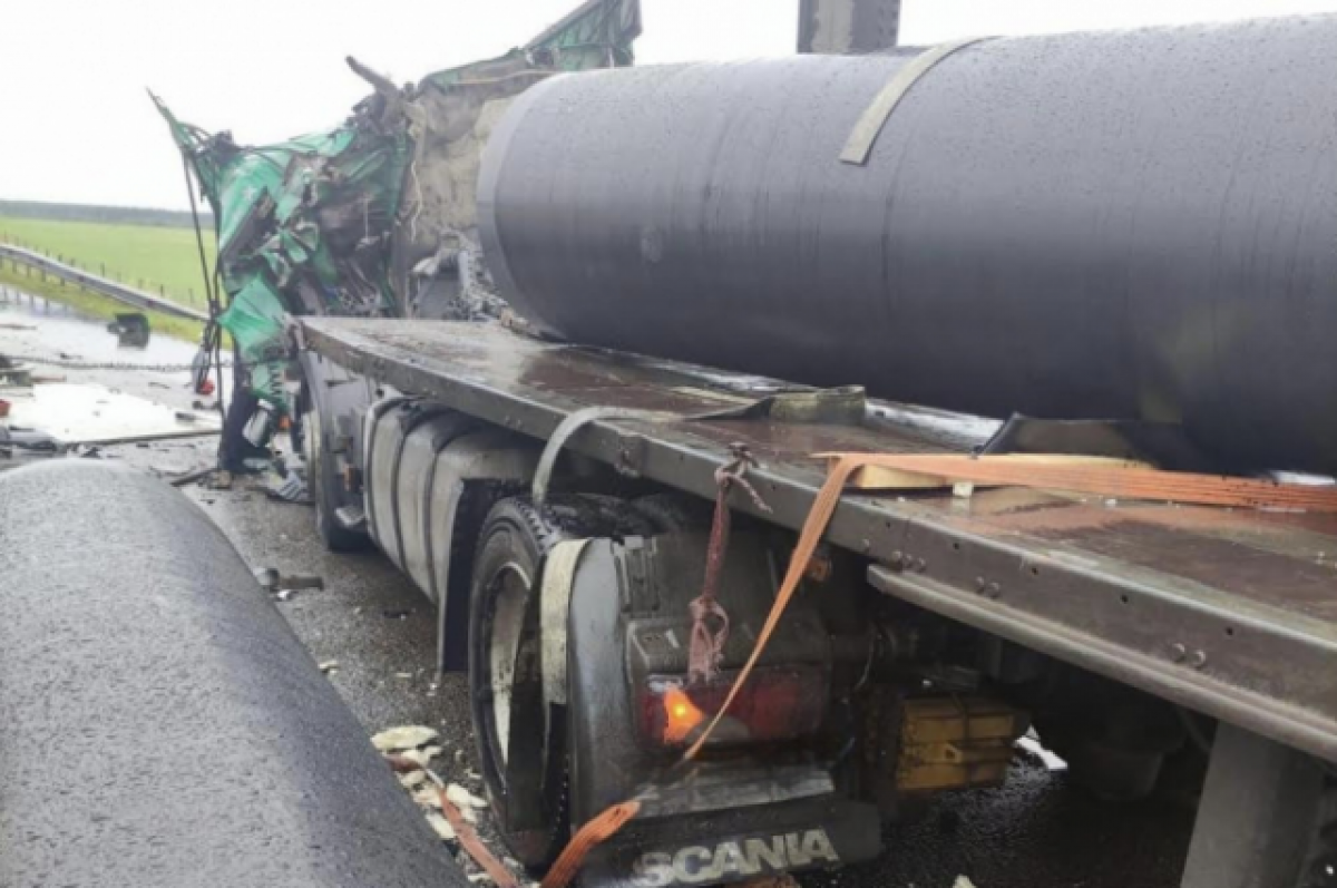    Под Воронежем мужчину придавило трубами, упавшими с грузовика при ДТП