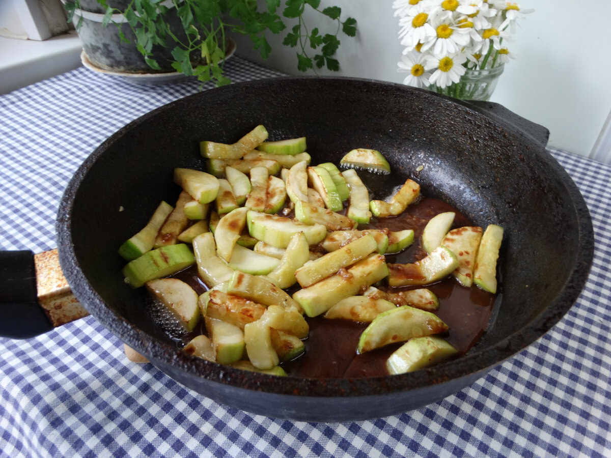 Жареные кабачки в соевом соусе с кунжутом | Готовим вкусно дома/ Кулинария/  Рецепты | Дзен