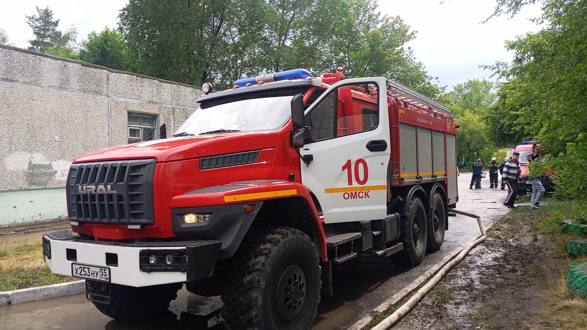     Предположительно, после удара молнии в многоэтажке загорелся балкон в одной из квартир на пятом этаже, после чего огонь «перебрался» на крышу.
