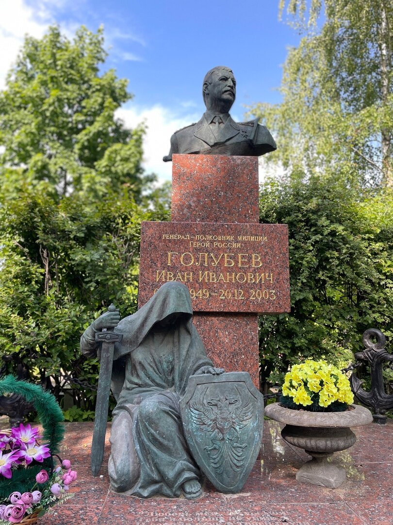 Фото: Вечность или миг? Не смогла пройти мимо данного памятника, очень красивый.  Троекуровское кладбище