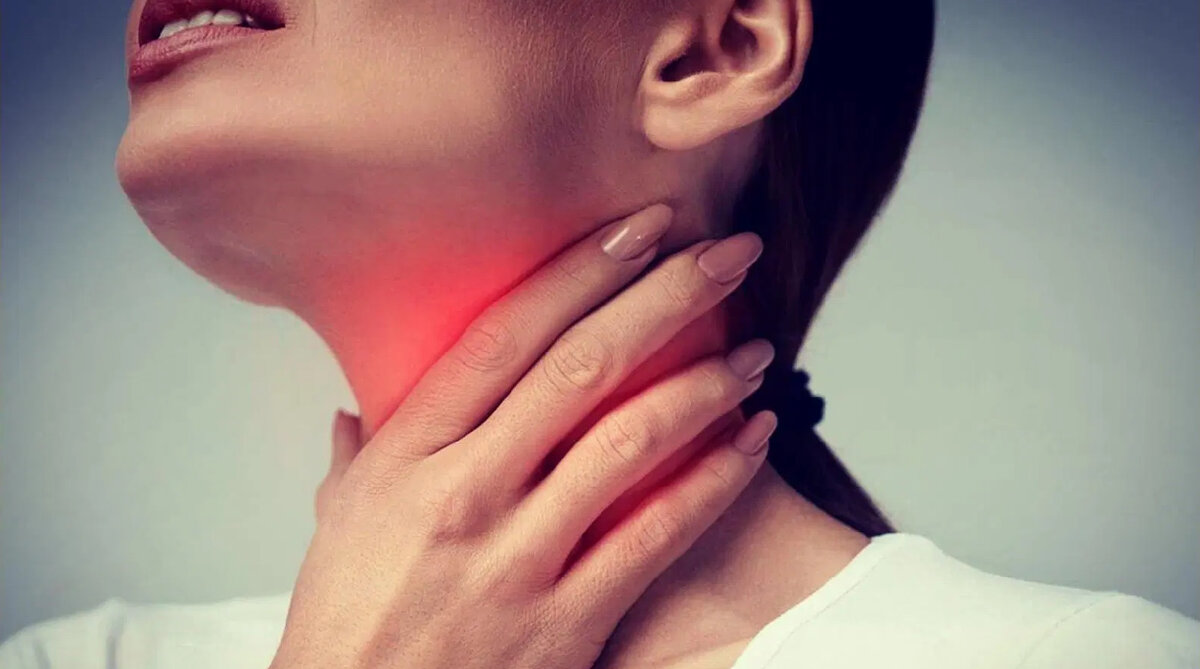 Укутать горло шарфом. Боль в горле при глотании причины. Першение в горле причины. Першение в горле 3 дня. Боль в горле при глотании причины.