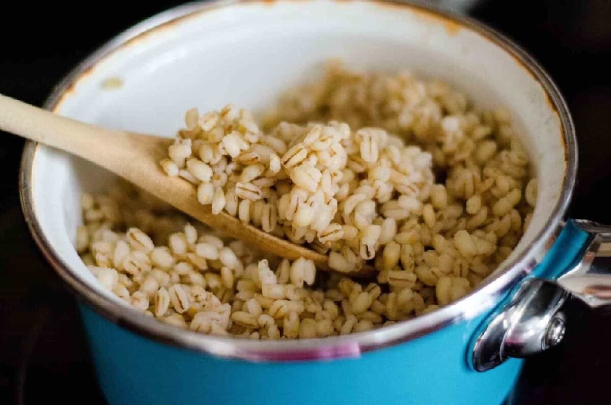 Перловку скупаю в магазинах килограммами. Рассказываю, что вкусного из нее  готовлю | КУЛИНАРНЫЙ ТЕХНИКУМ | Дзен