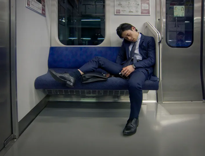 Типичное для Японии явление - спящий человек в вагоне метро