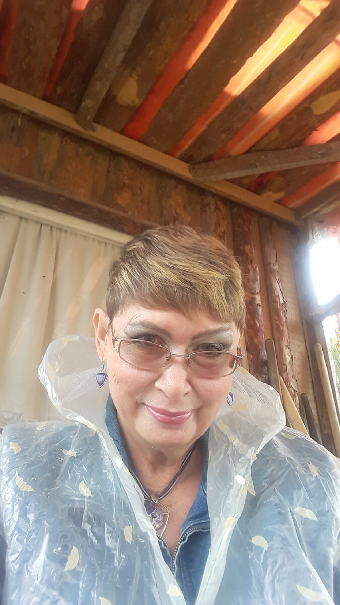 Хорошо, что вышла в дождевике.