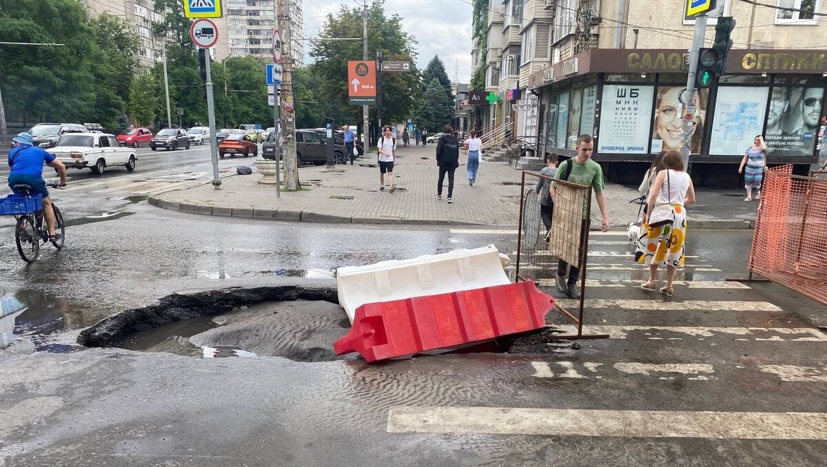     В Ростове глубокая лужа на перекрестке проспекта Ворошиловского и улицы Варфоломеева стала ловушкой для прохожих, увязающих в ней по пояс, видео появились в местных Telegram-каналах.