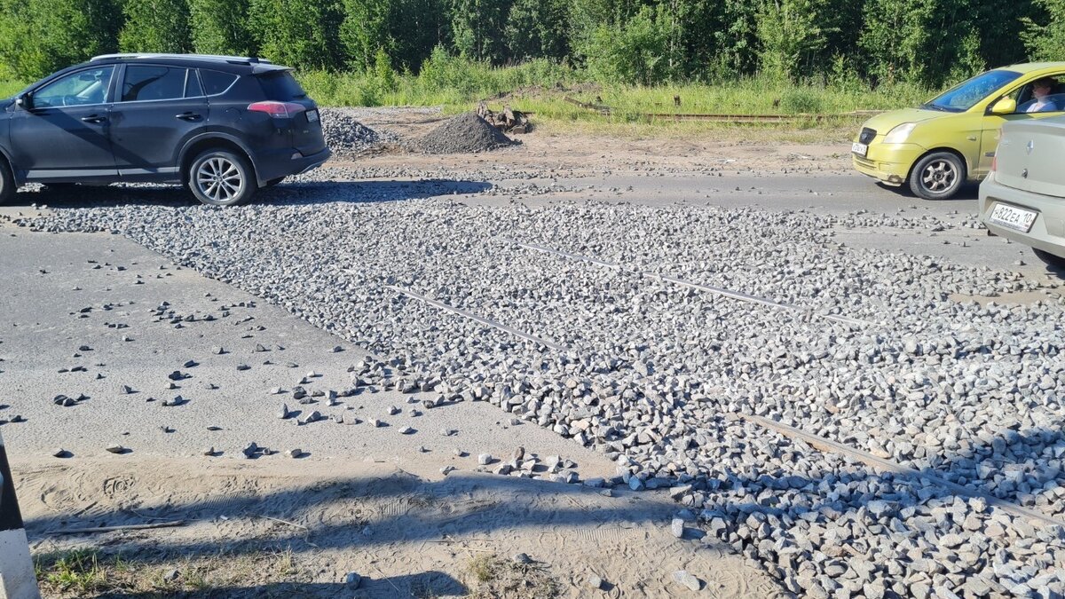     Ранее в столице Карелии перекопали железнодорожный переезд. Нашему изданию рассказали, что именно там делается и когда работы завершатся.