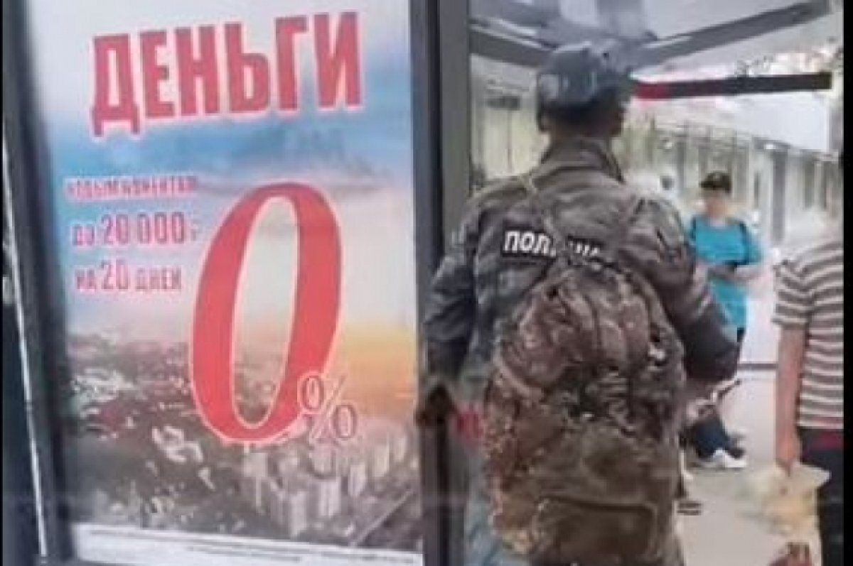   Задержали волгоградца в полицейской форме, устроившего из остановки туалет