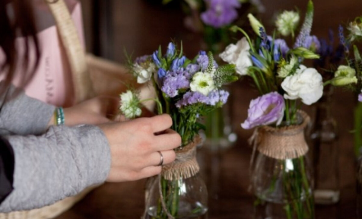 Рука моей сестры. Мы вместе с ней занимались флористикой