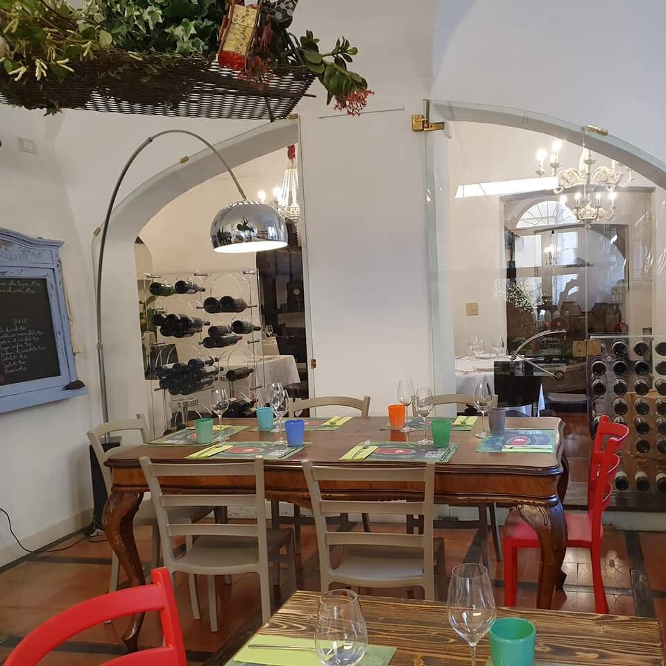 Первый зал, в котором я обедала. За стеклянной перегородкой другой зал, мишленовский