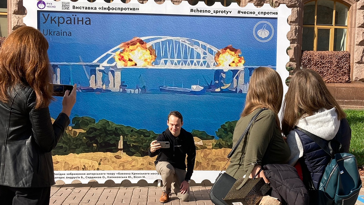 Украинцы радуются теракту в крокусе. Киевляне фотографируются на фоне взорванного моста. Украинцы фотографируются на фоне моста. Фото зона с крымским мостом. Фотографируются с крымским мостом.