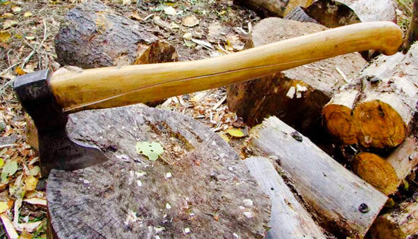 Треснула рукоять топора (фото из открытых источников)