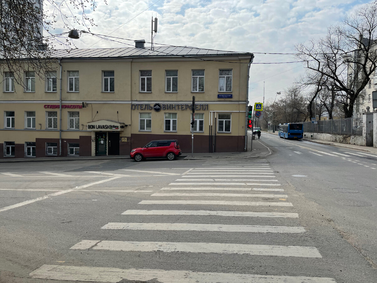 Вход в отель