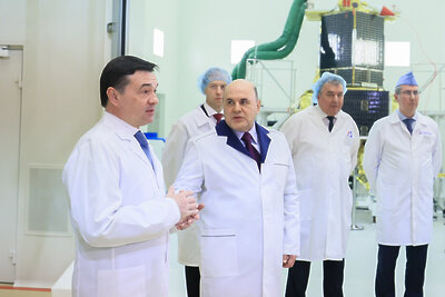    Губернатор Подмосковья Андрей Воробье и председатель правительства РФ Михаил Мишустин на НПО им. Лавочкина в Химках ©Константин Семенец