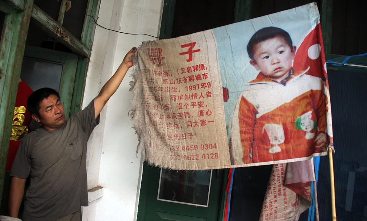 Нашли похищенного ребенка. Китаец похищает ребёнка. Отец и сын китайцы.