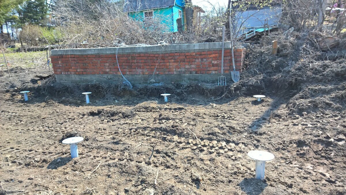 Сваи длиной 1,5 метра, но в две из них вошли только на 1 метр, так как уперлись в каменный грунт