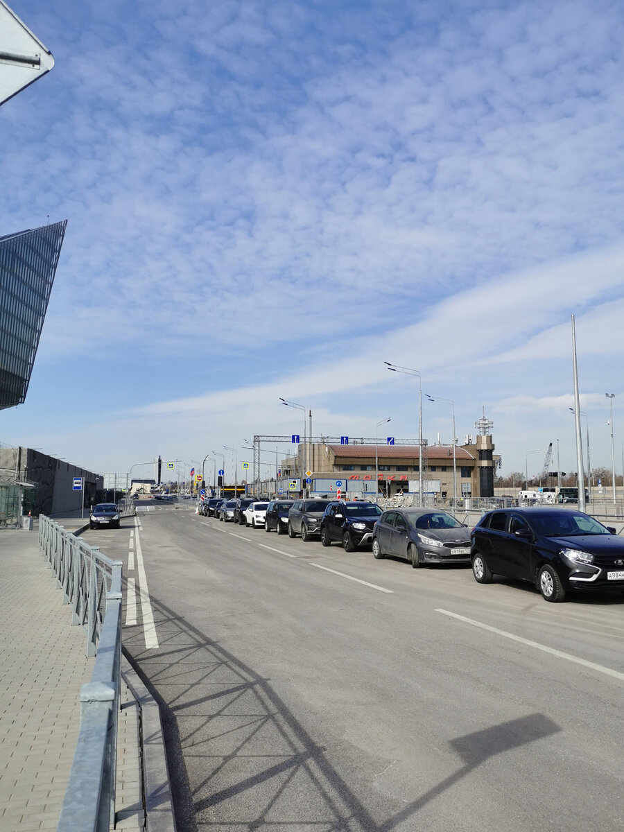 Слева там даже остановка видна, но автобусы сюда пока не ходят 