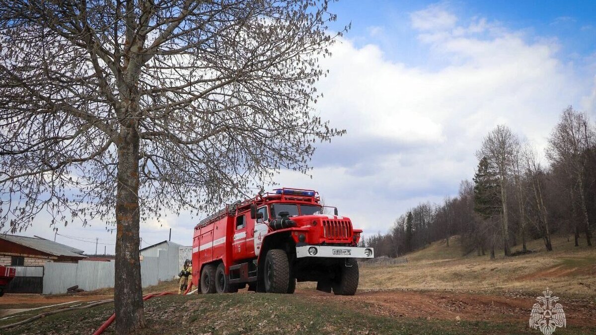     В ГУ МЧС по Удмуртии подведены итоги комплексных учений по защите населенного пункта от лесного пожара. Они прошли накануне в Завьяловском районе Удмуртии неподалеку от деревни Сокол.
