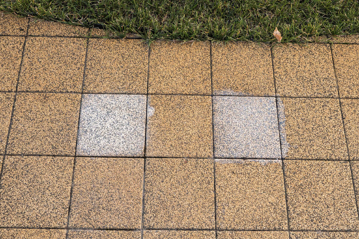 Средство для мытья тротуарной плитки. Чистка брусчатки. Пятна на тротуарной плитке. Картинки плиток после завершенной работы. Темные пятна на тротуарной плитке.